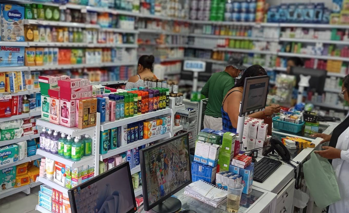 Farmacêutica atendendo cliente com atenção e cuidado